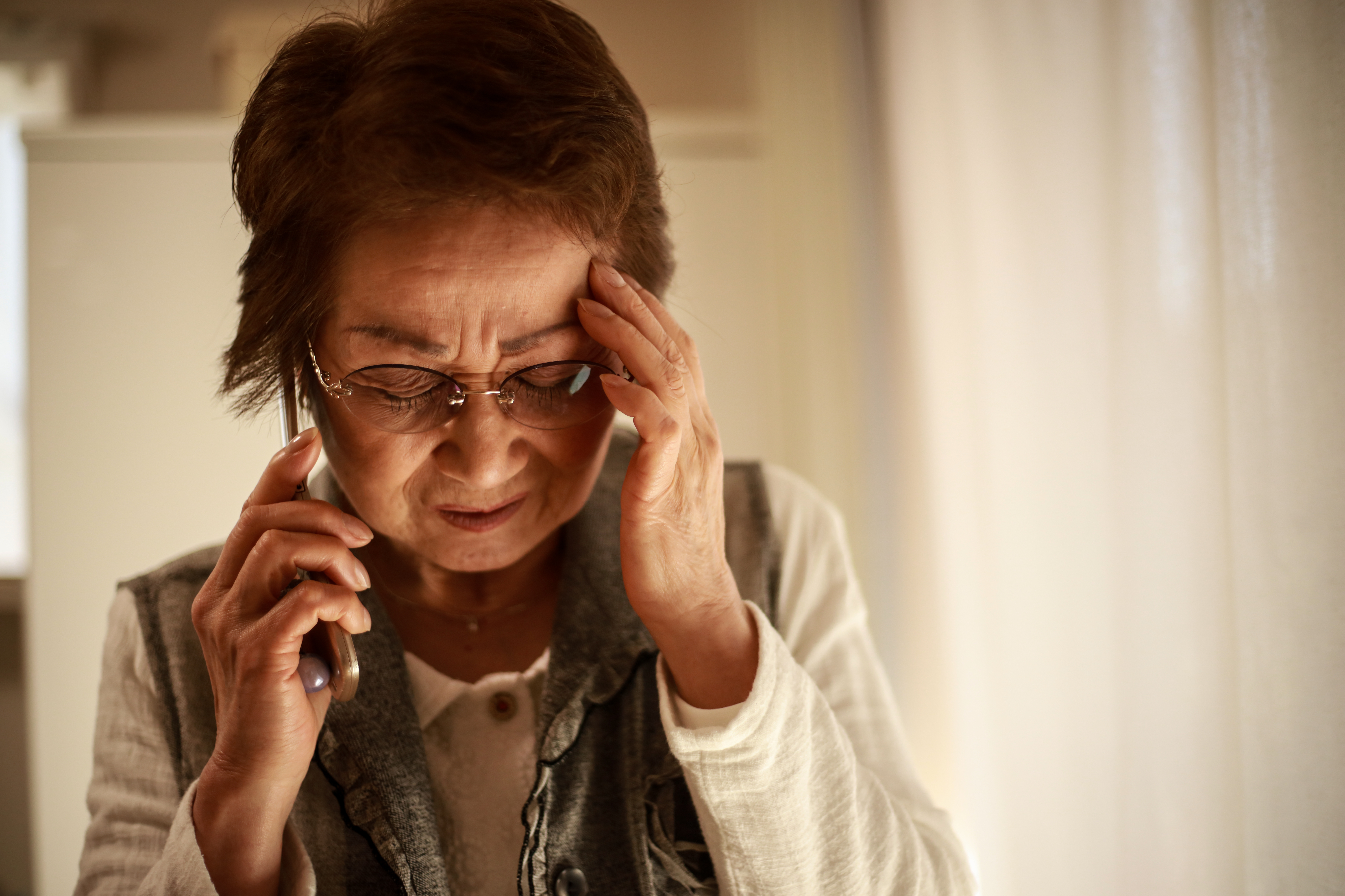 elderly woman confused